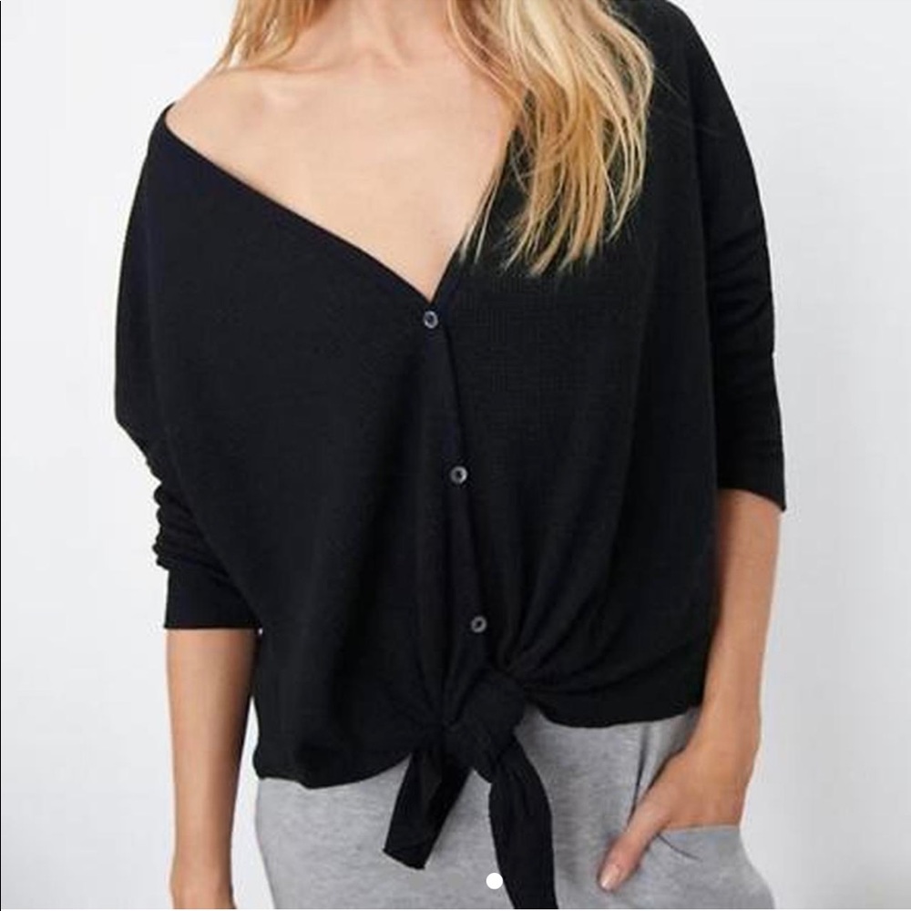 Aritzia tie front thermal long sleeves black